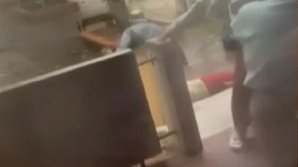 Alumna del CNC cae de escalera en medio de gresca entre estudiantes - Noticiero Paraguay