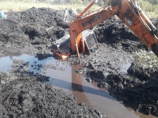 Moderna máquina del MOPC, hundida y abandonada en un esteral - Nacionales - ABC Color