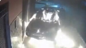 Hombre quemó un automóvil estacionado en la calle y luego huyó - Noticiero Paraguay