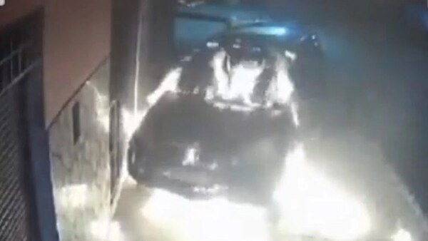 Hombre quemó un automóvil estacionado en la calle y luego huyó - Noticiero Paraguay
