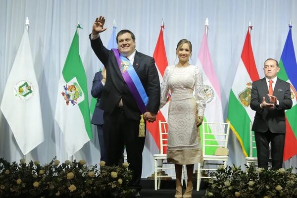 César Sosa asume en Guairá, pide paz y promete desarrollo para el departamento - Política - ABC Color