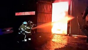 Incendio de un taller en Villa Elisa: dos bomberos sufrieron lesiones - Policiales - ABC Color
