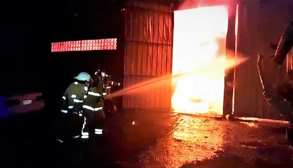 Incendio de un taller en Villa Elisa: dos bomberos sufrieron lesiones - Policiales - ABC Color