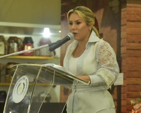 Con promesas de promover turismo en Asunción y el desarrollo de la industria, asume nueva ministra - Economía - ABC Color