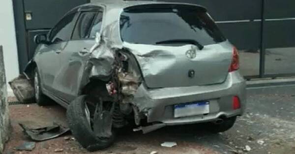 La Nación / Joven que habría quedado dormida en el volante ocasiona triple choque