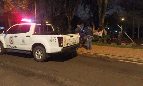 Desconocidos intentan quemar carpa de resistencia de exfuncionarios con tres manifestantes dentro