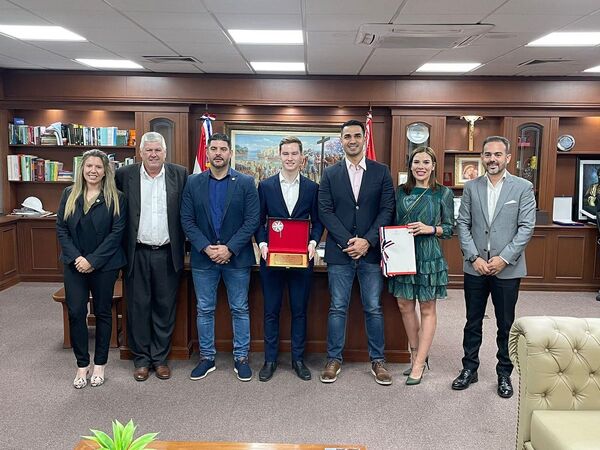 La Junta Municipal reconoció a Joshua Duerksen como “Hijo Dilecto de la ciudad de Asunción”