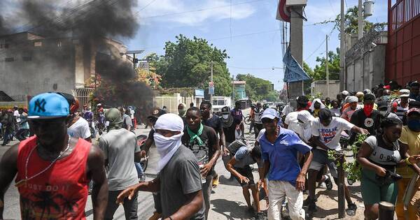 La Nación / Terror en Haití: pandillas dejan más de 30 muertos