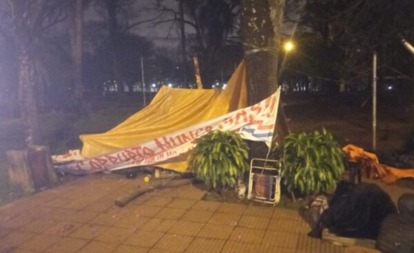 Intentaron quemar carpa de manifestantes, denuncian