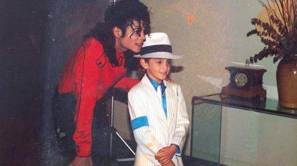 Reabren los casos de abuso sexual contra dos empresas de Michael Jackson