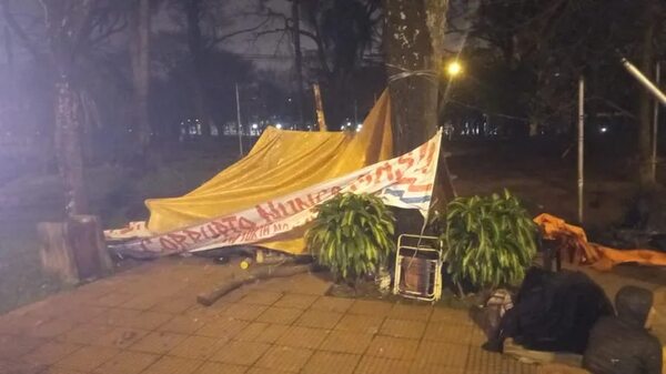 Desconocidos destruyen carpa de manifestantes en Ciudad del Este - ABC en el Este - ABC Color