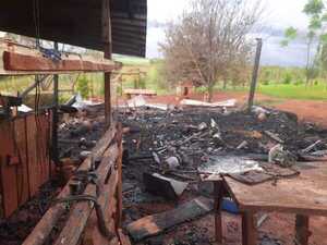 INCENDIO CONSUMIÓ EN SU TOTALIDAD UN DEPÓSITO EN ITAPÚA POTY DEJANDO MILLONARIAS PÉRDIDAS