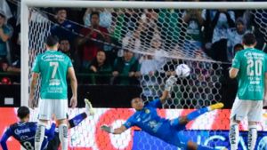 Versus / A Josué Colmán le anularon un gol de forma muy polémica y Mazatlán cayó ante León