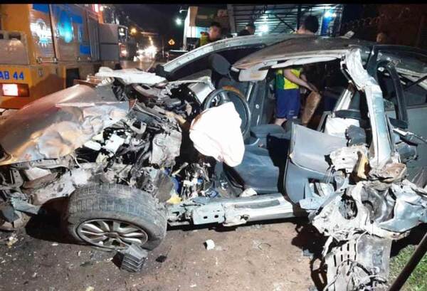 Militar provoca accidente y queda atrapado en su auto •