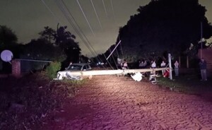 Mujer chocó contra columna de la ANDE y dejó sin luz a toda la caudra