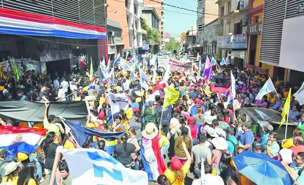 MEC: Docentes exigen reajuste salarial para 2024 y advierten con protestas de no llegar a un acuerdo con el MEC - Nacionales - ABC Color