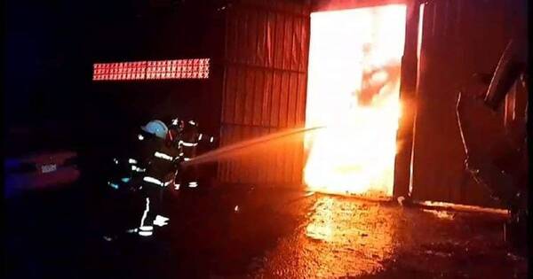 La Nación / Villa Elisa: Tras incendio, estructura colapsó y dos bomberos resultaron heridos