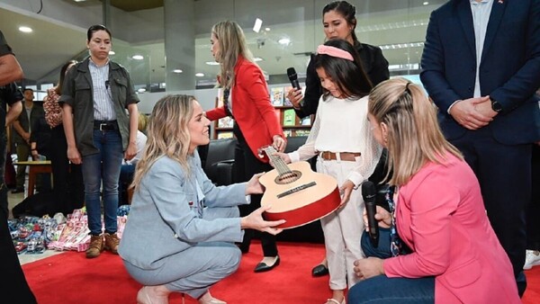 Primera dama festeja el Día del Niño en la Biblioteca del Congreso