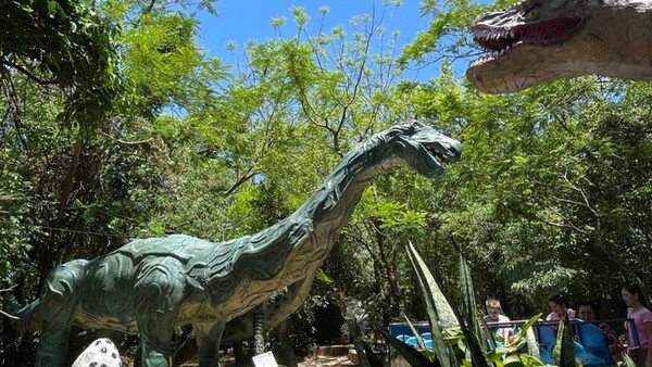 Gigantes dinosaurios reviven en un parque jurásico de Caaguazú