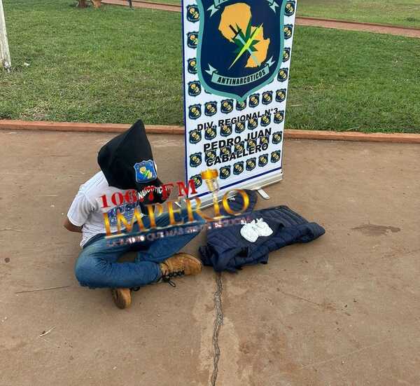 Joven es detenido con cocaína en una plaza de barrio Obrero - Radio Imperio 106.7 FM