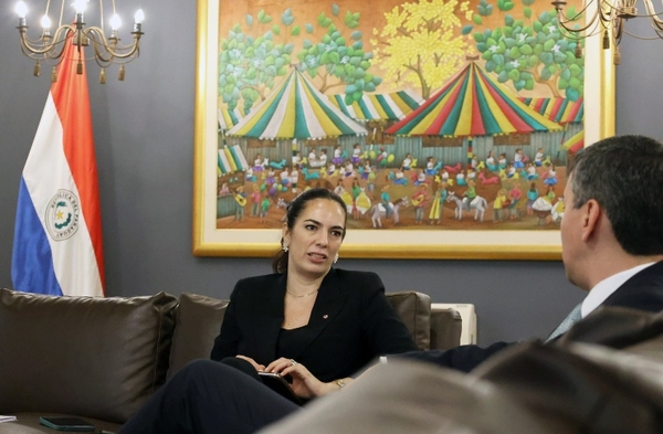Ministra de obras analizará intereses financieros tras deuda con empresas constructoras