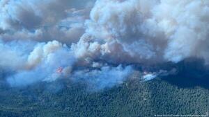Miles de canadienses dejan sus casas para huir de incendios