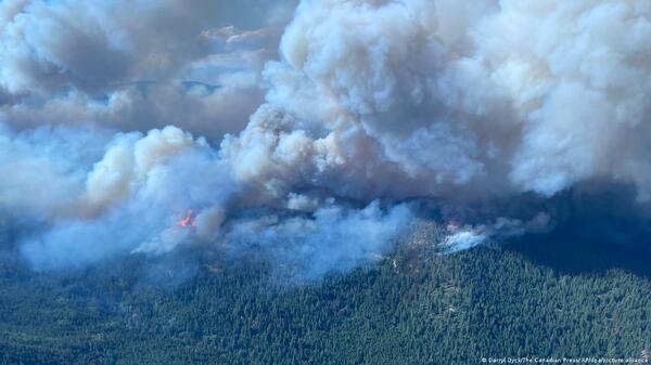 Miles de canadienses dejan sus casas para huir de incendios