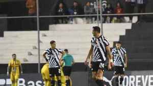 El campeón recibe un duro golpe