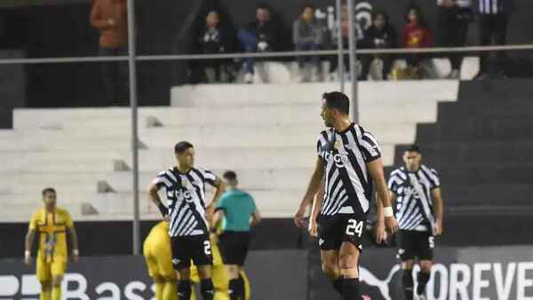 El campeón recibe un duro golpe