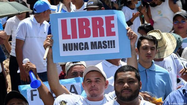 Miles de hondureños se manifiestan contra Xiomara Castro