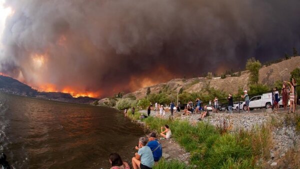 Más de 35.000 desplazados por devastadores incendios forestales en Canadá | 1000 Noticias