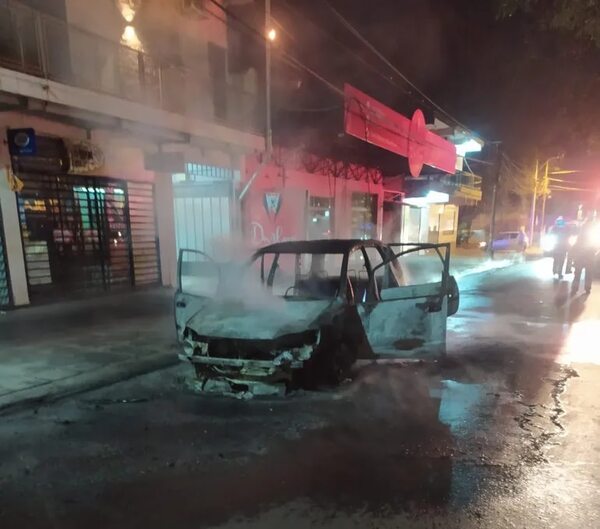 Cortocircuito provoca incendio de un vehículo - ABC en el Este - ABC Color
