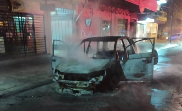 Automóvil fue consumido por un incendio en el barrio Obrero