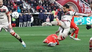 Alberto Espínola anota su primer gol para Colón