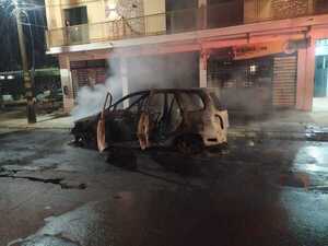 Video: vehículo arde en llamas a causa de corto circuito - La Clave