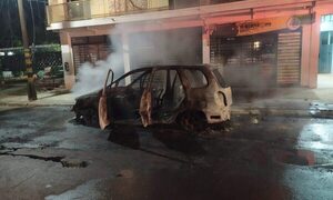Vehículo se incendia por completo en CDE