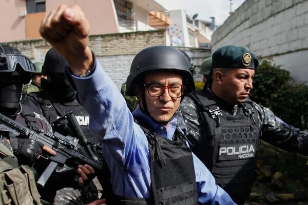 Video: reemplazante de candidato asesinado en Ecuador votó con chaleco antibalas y casco - Mundo - ABC Color