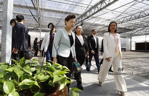 Diario HOY | Ministra de Economía de Taiwán queda maravillada con orquídeas 'made' en Paraguay