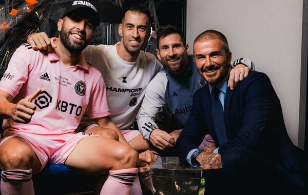 Versus / Messi alcanza a Dani Alves como el jugador con más títulos en la historia del fútbol profesional