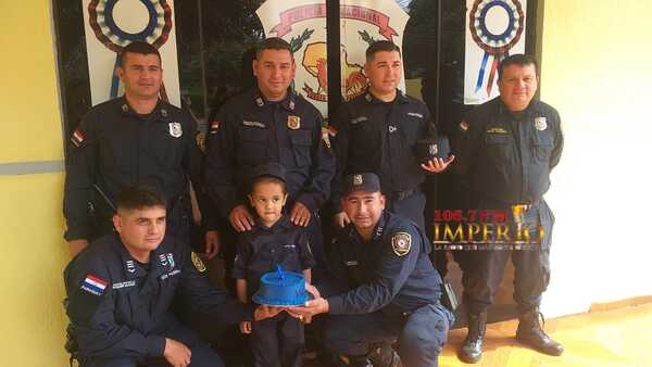 Niña vestida de policía, celebró su cumpleaños con agentes de la Comisaría Primera - Radio Imperio 106.7 FM