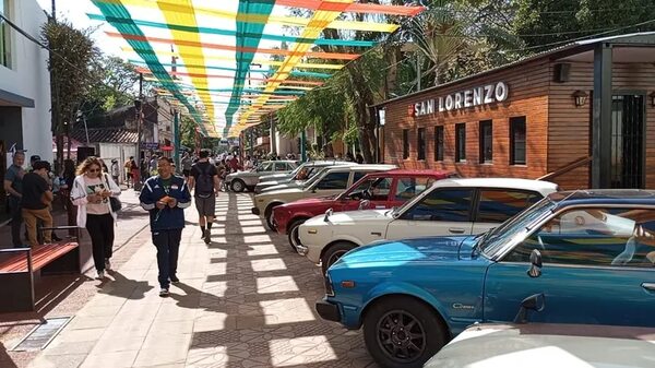 Realizan exposición de vehículos antiguos y motos choperas en la peatonal de San Lorenzo - Nacionales - ABC Color
