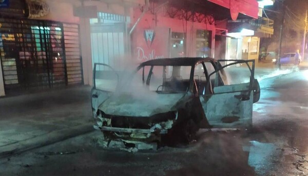 Posible cortocircuito habría causado incendio de un automóvil