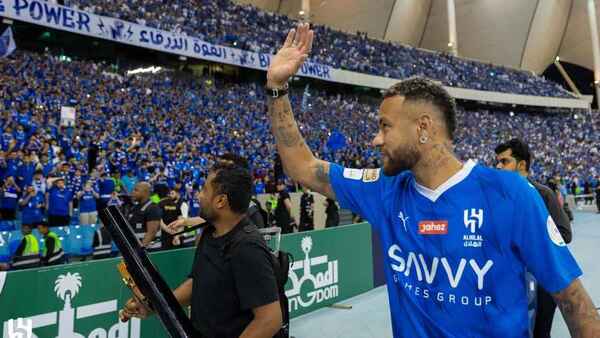 Debut de Neymar en Al Hilal se retrasará por una lesión muscular