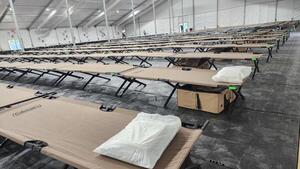 Nueva York abrió el centro humanitario más grande construido para inmigrantes