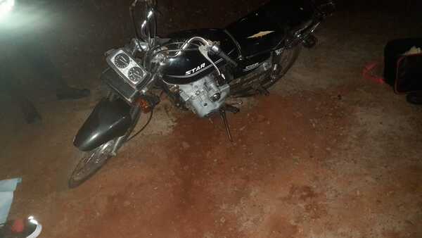 Joven muere tras impactar contra montículo de piedras y caer de su motocicleta en San Juan del Paraná