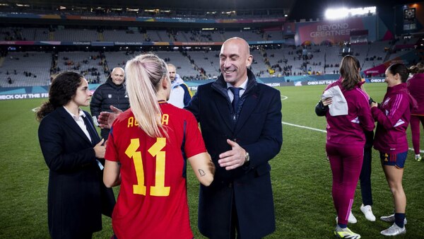 Polémica por el beso del presidente de Federación a una jugadora