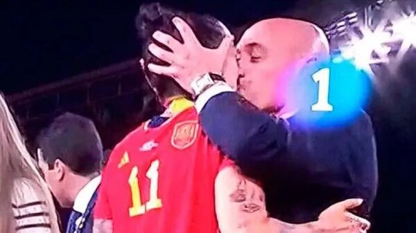 Polémica por el beso sin consentimiento del presidente de la federación a la jugadora Jenni Hermoso  - Mundo - ABC Color