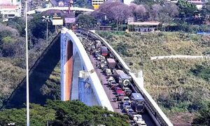 Motociclistas cierran paso fronterizo