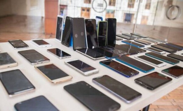 Hurtaron 10 celulares de local de reparación de electrónicos