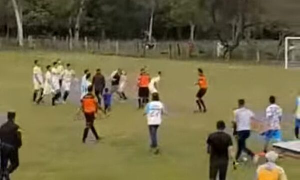 (VIDEO)Oiko una feroz pelea en pleno partido